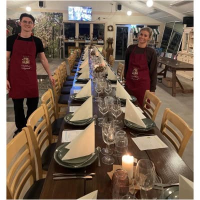 Herredagsbord i vinproduktion på Vesterhave Vingaard med ansatte klar til gæster.