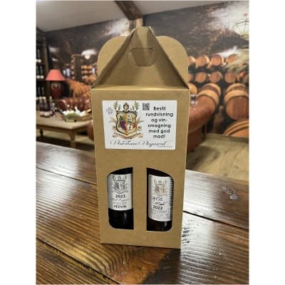 Håndlavet vinpakke med lokale vine fra Vesterhave Vingaard, perfekt til vinsmagning.