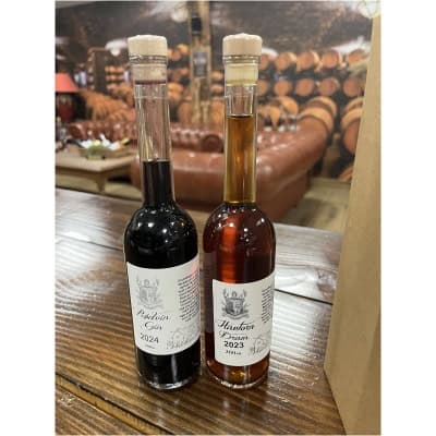 Rødvin og gin flasker fra Vesterhave Vingaard, producenter af kvalitets vin og spiritus i Danmark.