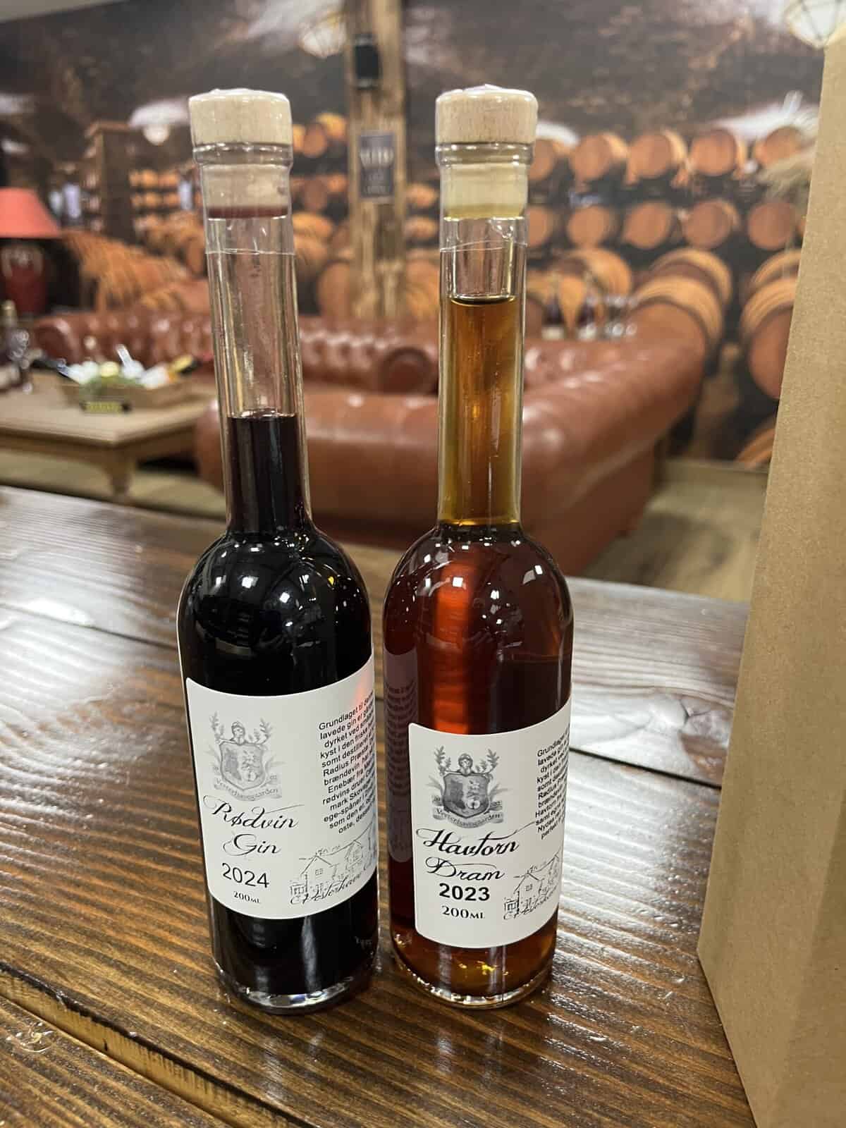 Rødvin og gin flasker fra Vesterhave Vingaard, producenter af kvalitets vin og spiritus i Danmark.