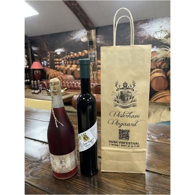 Vintage vinflaske og vingavepose fra Vesterhave Vingaard med vinfestival på visitkort hjemmelavet.