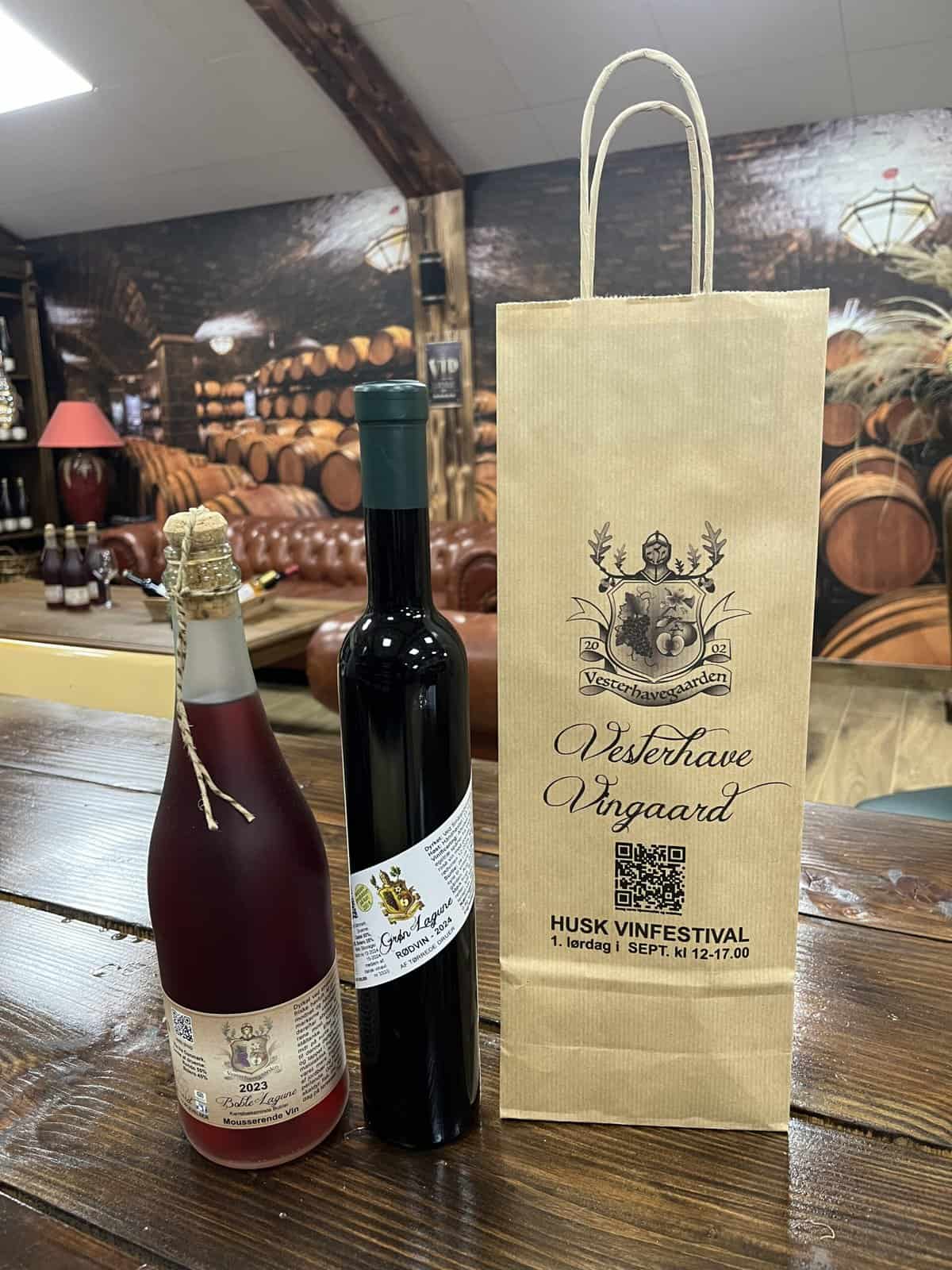 Vintage vinflaske og vingavepose fra Vesterhave Vingaard med vinfestival på visitkort hjemmelavet.