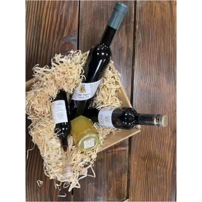 Hjemmelavet vin og splinter af træ i gaveæske, perfekt til vinelskere og gaveidéer.