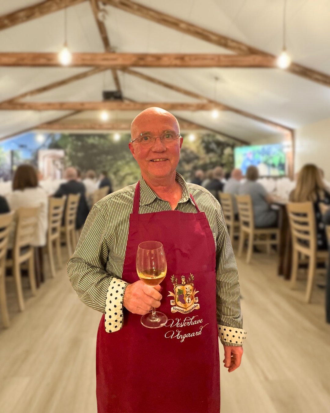 Vinbonden Jesper Rye Jensen holder vinsmagning for en gruppe i Store Vinstue