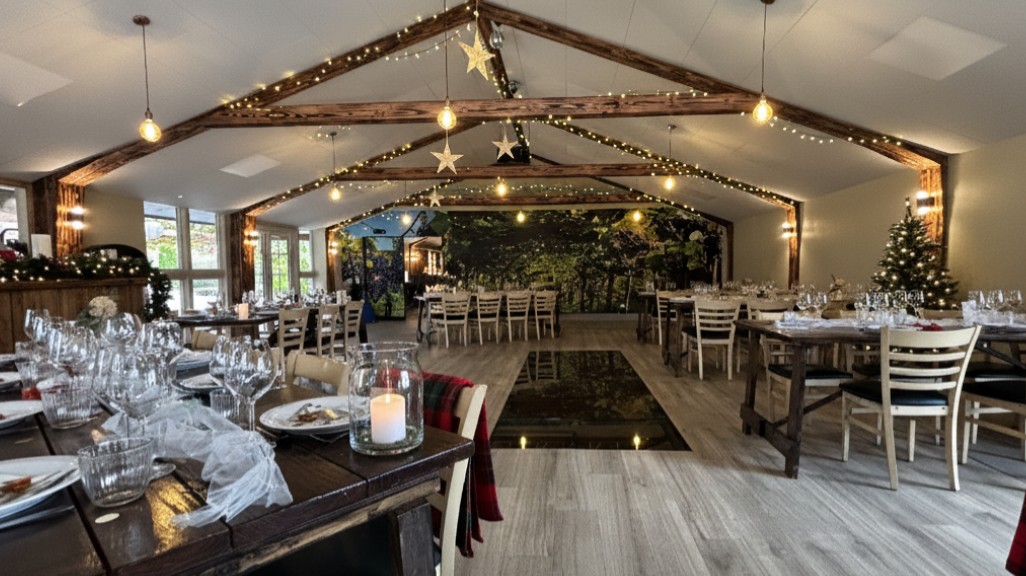 Julestemning med pyntet bord i Store Vinstue på Vesterhave Vingaard