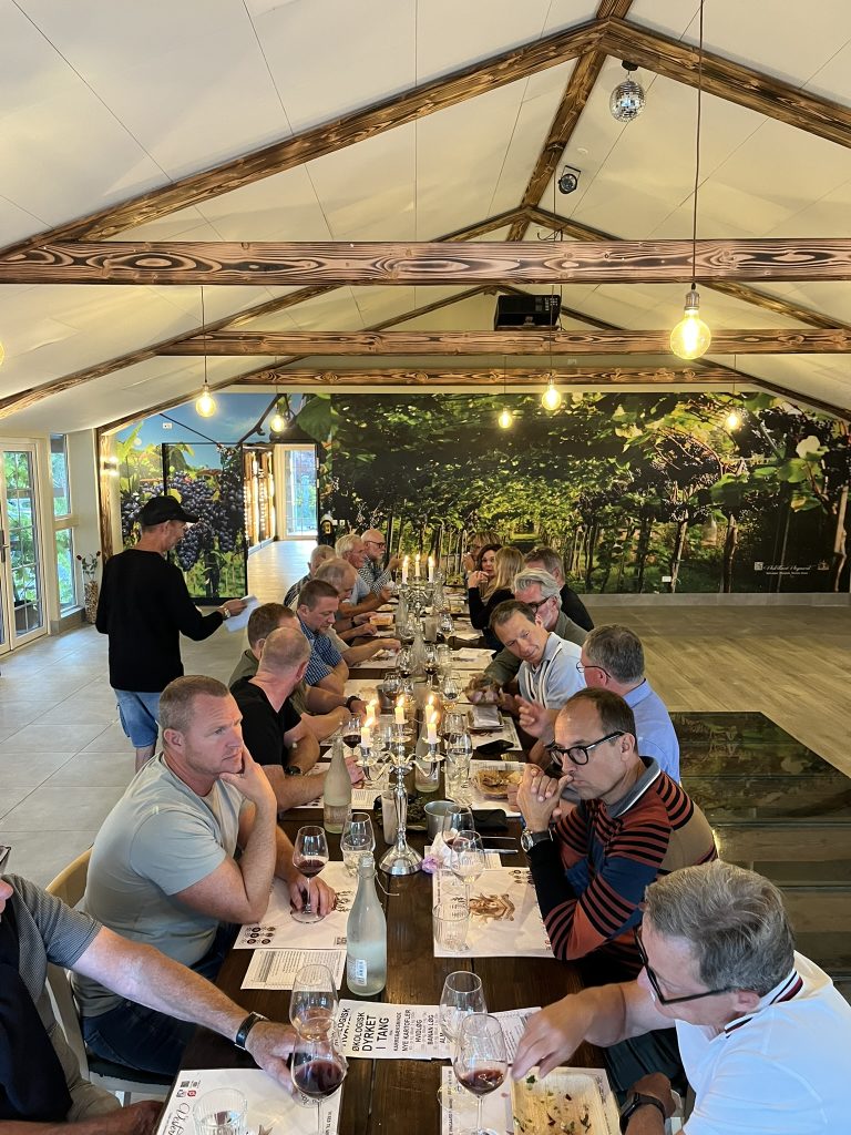 Firmamiddag med levende lys og vin i Store Vinstue på Vesterhave Vingaard
