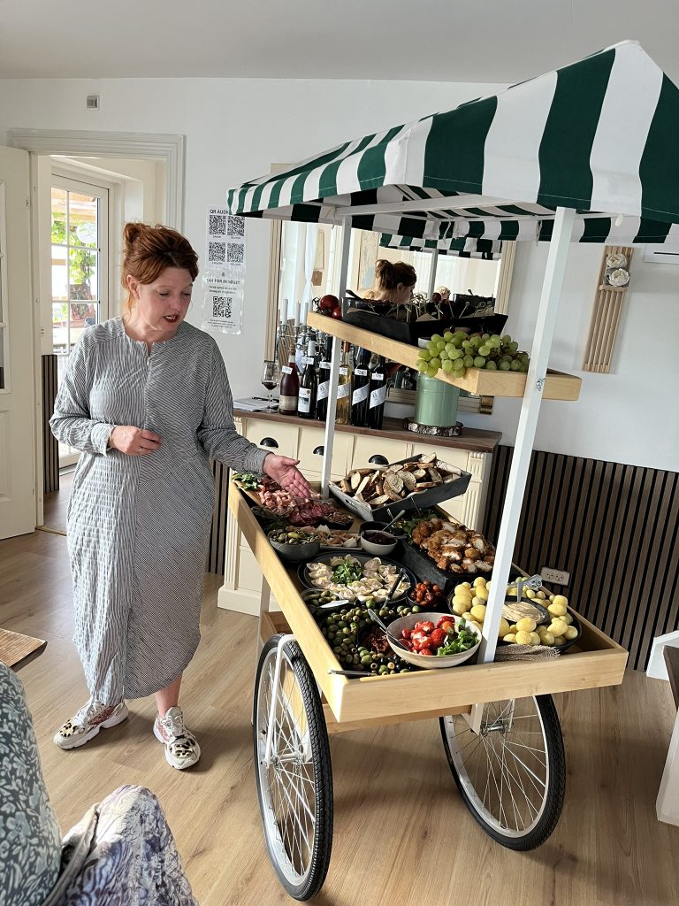 Tapas og lokale råvarer serveret til vinsmagning i Lille Vinstue