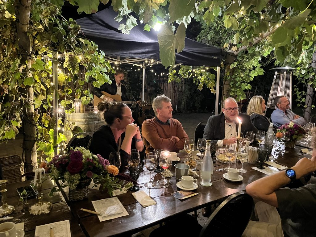 Gæster til vinsmagning under vinrankerne på Vesterhave Vingaard