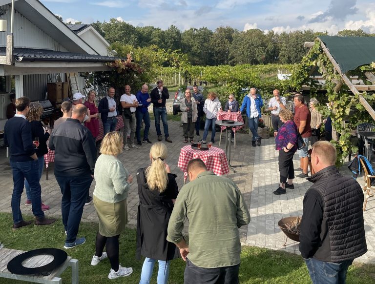Firmaarrangement med velkomstdrink i gården ved vinmarken på Vesterhave Vingaard
