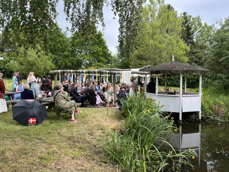 Udendørs vielse ved søen og lysthuset på Vesterhave Vingaard